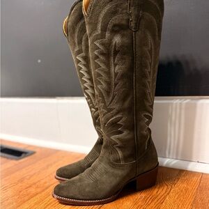 Women’s Abby Olive Suede 7.5b